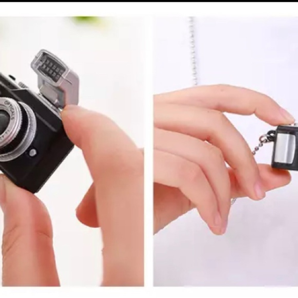 Camera with flash Necklace - Picture 3 of 6